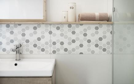 Dekoracyjne płytki ścienne z heksagonalnym wzorem