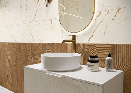 Marmur i drewno z geometrycznym wzorem w wykończeniu ściany w łazience