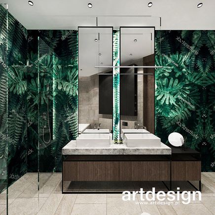 Łazienka z tapetą z motywem liści