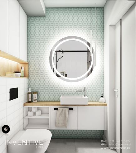 Łazienka z jasną, heksagonalną mozaiką na ścianie z okrągłym lustrem