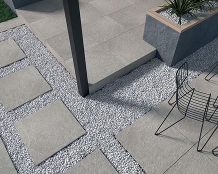Taras z kwadratowymi płytkami w szarym kolorze
