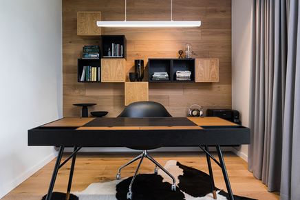 Domowe biuro w drewnie z czarnymi akcentami