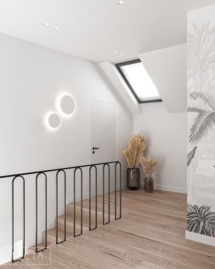 Biały, minimalistyczny korytarz w domu