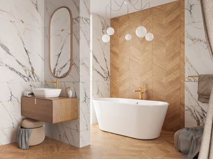 Wielkoformatowy marmur w łazience z wanną wolnostojącą