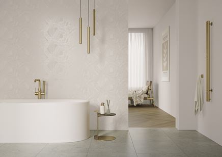 Biała łazienka z delikatnymi dekorami z motywem liści