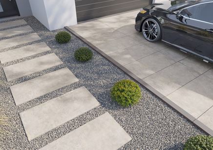 Podjazd w jasnoszarej płytce