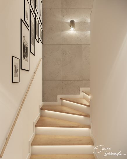 Białe schody z drewnianymi stopniami