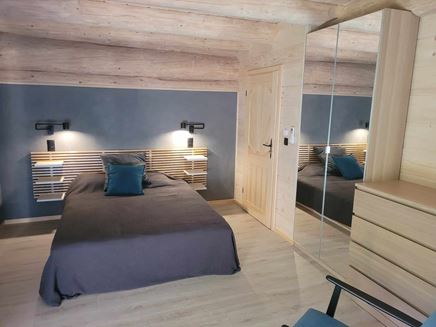 Szara, rustykalna z drewnem i ażurowymi półeczkami za łóżkiem