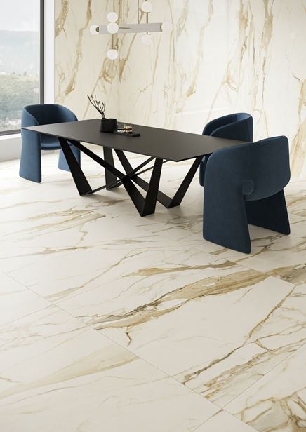 Jadalnia w marmurze z prostokątnym stołem