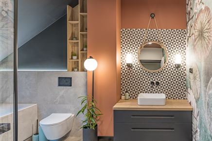 Eklektyczna łazienka z pomarańczem i tapetą