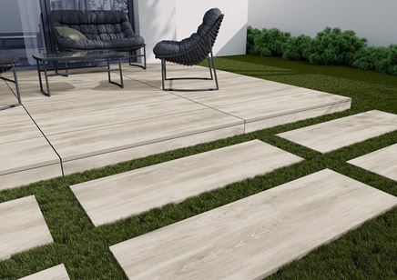 Biała płytka z wzorem drewna na nowoczesnym tarasie