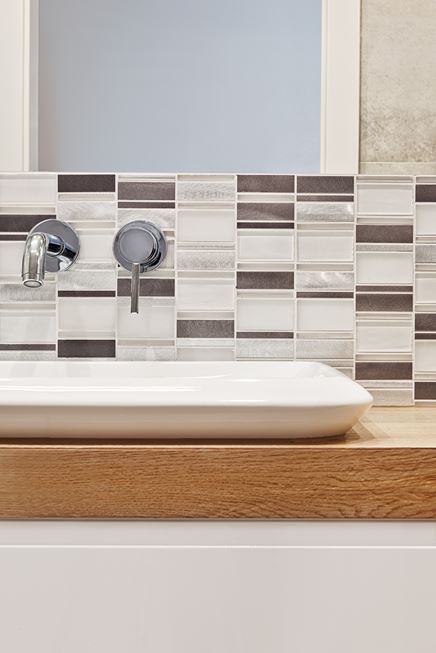 Mozaika w szarościach i bieli w strefie umywalkowej