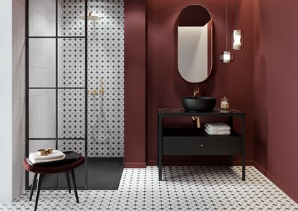Bordowa łazienka z patchworkowym wykończeniem płytkami Opoczno