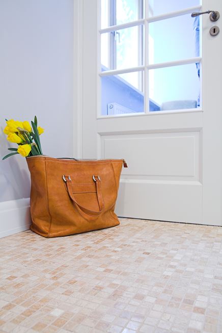 Podłoga w salonie w kremowej mozaice Dunin