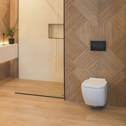 Minimalistyczna łazienka w drewnianej strukturze