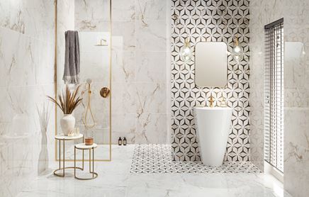 Jasna łazienka w stylu glamour w mozaikowym wykończeniem