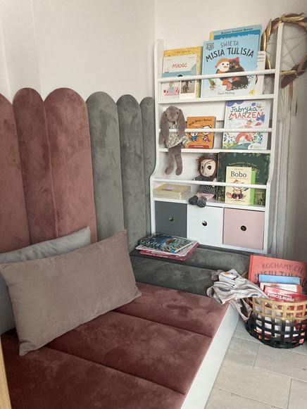 Kącik czytelniczy w pokoju dziecięcym