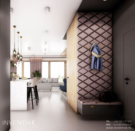 Różowa, pikowana ściana w przedpokoju