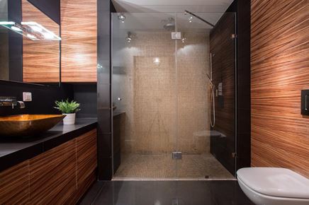 Ciemna łazienka z mozaiką w strefie prysznicowej