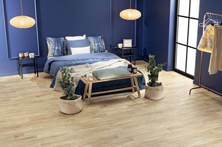 Granatowa sypialnia z podłogą w beżowym drewnie