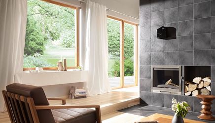 Szara płytka elewacyjna w części kominkowej