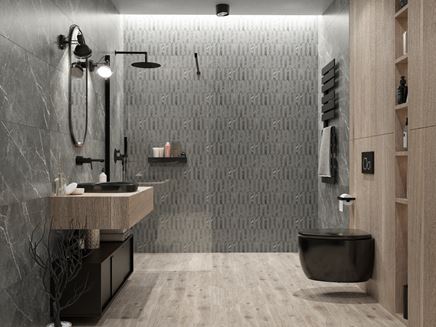 Grafitowe płyty i beżowe drewno w łazience z kabiną walk-in
