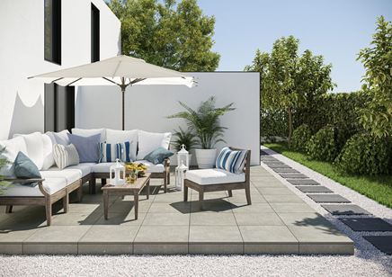 Aranżacja nowoczesnego tarasu w szarych betonowych płytkach