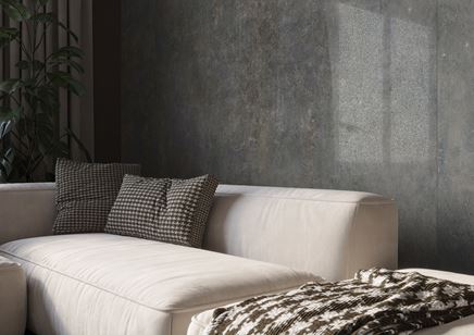 Antracytowe płytki Cerrad Textural w wykończeniu ściany w salonie