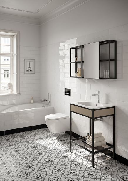 Patchworkowa podłoga i ściana w białych kaflach w łazience z prostokątną wanną