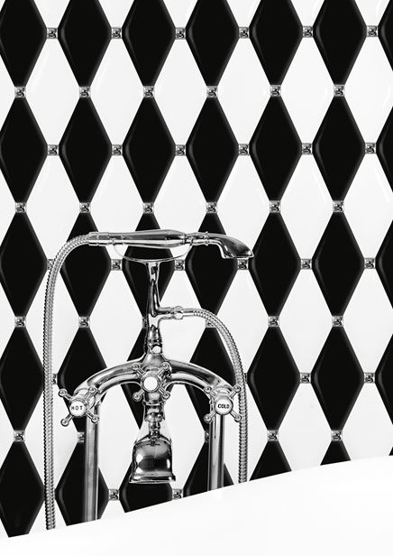 Czarno-biała łazienka glamour z płytkami z kolekcji Dunin Carat Tiles