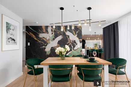 Czarna tapeta w żurawie w aranżacji jadalni
