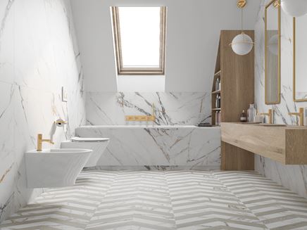 Biały marmur i jodełkowa podłoga w aranżacji łazienki na poddaszu
