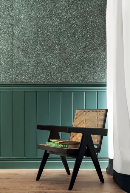 Ściana wykończona zielonymi płytkami Tubądzin Funky