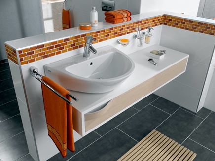 Strefa umywalkowa w otoczeniu pomarańczowej mozaiki