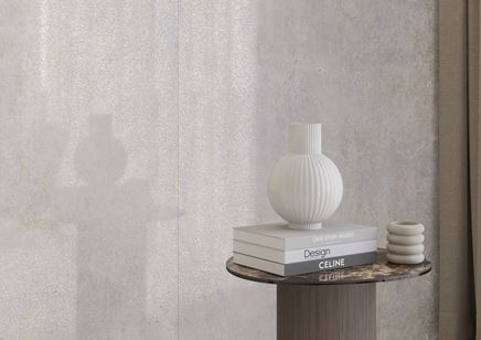 Detal ściany w salonie w wykończeniu płytkami Cerrad Textural White Silky Cristal