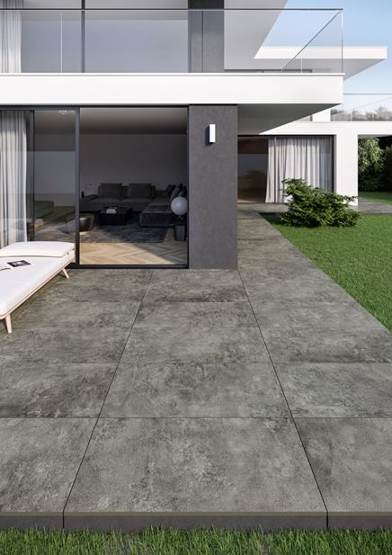 Nowoczesny taras w ciemnoszarej płytce
