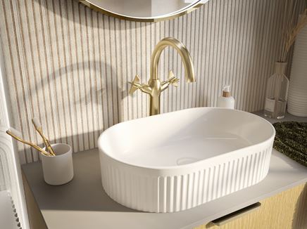 Strefa umywalkowa z mosiężną baterią stojącą