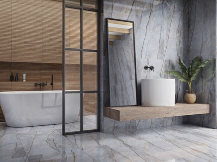 Drewno i kamień w stylowej łazience z wanną wolnostojącą