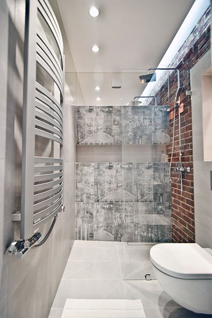 Loftowa łazienka z betonem i cegłą w kabinie prysznicowej