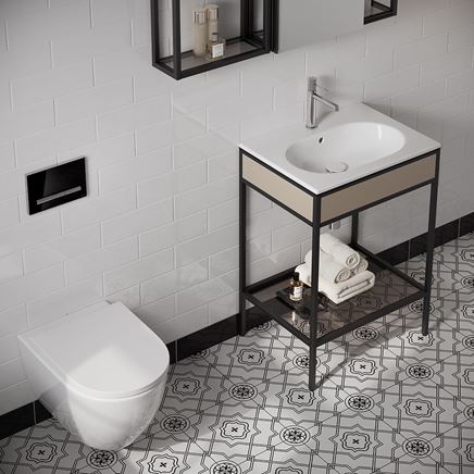Łazienka z białymi kaflami i patchworkową podłogą