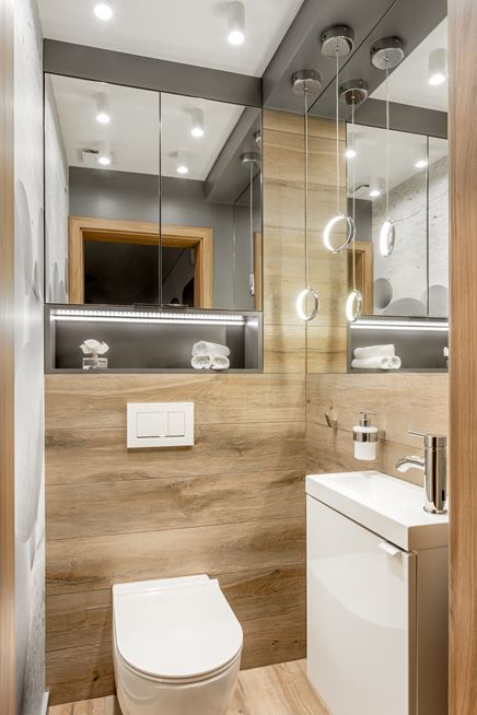 Toaleta wykończona jasnym, ciepłym drewnem