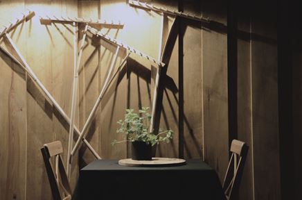 Rustykalna pizzeria z drewnianymi akcentami