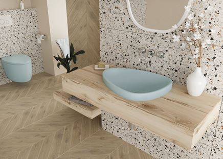 Błękitna ceramika Bocchi Etna w stylowej łazience w drewnie i kamieniu