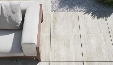 Detal kwadratowej płytki tarasowej Opoczno Wood 2.0