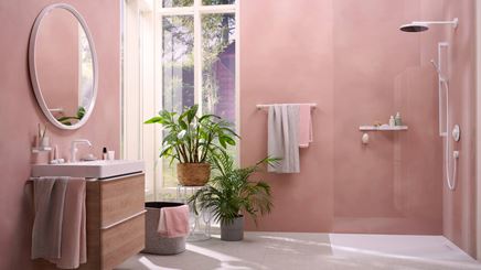 Różowa łazienka z kabiną walk-in