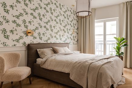 Sypialnia klasyczna z białą lamperią
