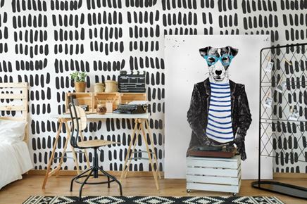 Miejsce do nauki z biało-czarną tapetą w pokoju nastolatka