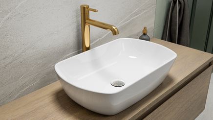 Umywalka nablatowa ze złotą baterią stojącą