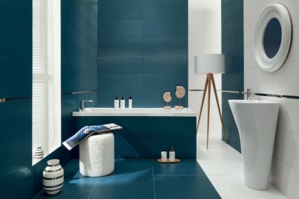 Biało-niebieska łazienka w nowoczesnym stylu