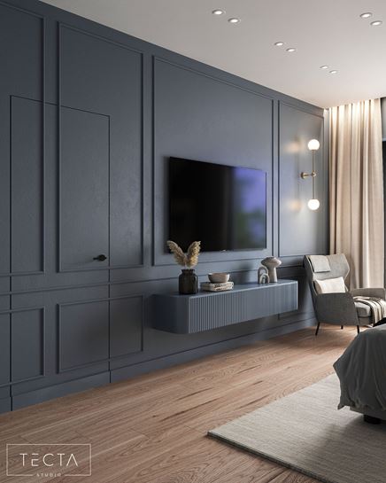 Ściana z ukrytymi drzwiami i sztukaterią w sypialni